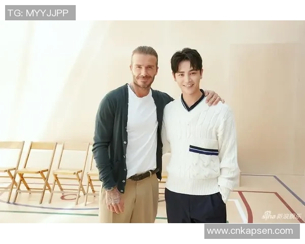 足球教练与外籍球星亲密合影 展现默契与团队精神