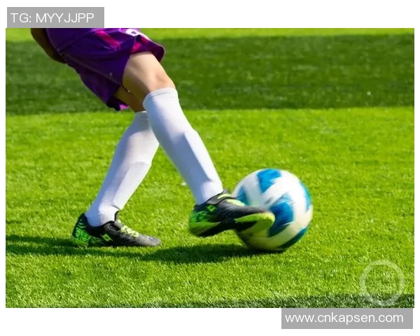 足球球星灵巧带球过人展现绿茵场上非凡技巧魅力